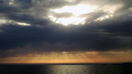 Des nuages au-dessus du golfe d'Ajaccio en Corse, le 14 juillet 2012. (MAXPPP)