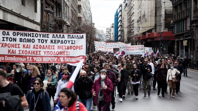 A demonstration of defiance against the government, in Larissa, Greece, on March 12, 2023, after a train accident that left 57 people dead.  (KONSTANTINOS ZILOS / NURPHOTO / AFP)