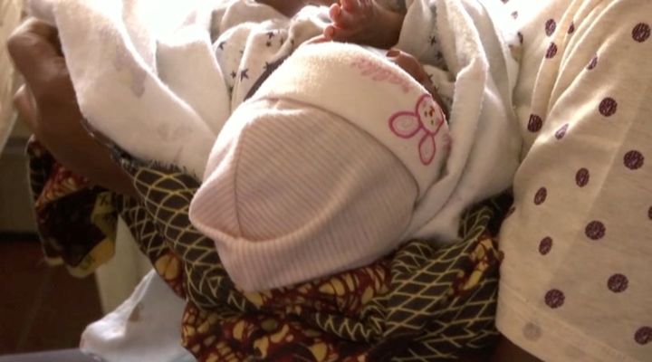 Ue femme libérée par la police, portant un bébé, à un poste de police à Lagos, au Nigeria, le 30 septembre 2019. (REUTERS TV / X00514)