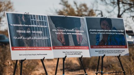 Photos des panneaux d'avertissements bornant les routes entre le Texas et le Mexique, installés par le gouverneur de l'État, Greg Abbott, et diffusées sur son compte X. (CAPTURE D'ECRAN)