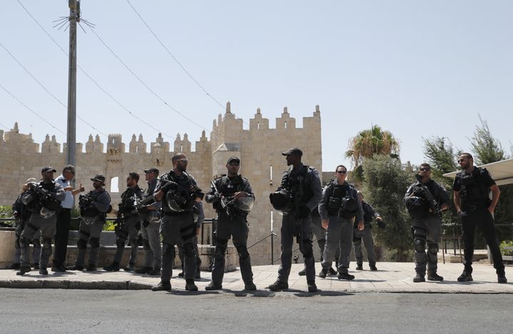 Les forces de l'ordre&nbsp;israéliennes surveillent un des&nbsp;accès à la vieille ville de Jérusalem, le 14 juillet 2017. (THOMAS COEX / AFP)