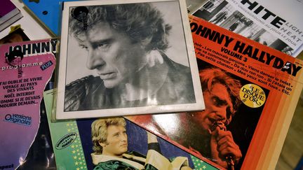 Plusieurs disques de Johnny Hallyday dans un magasin de Toulouse, le 6 décembre 2017. (REMY GABALDA / AFP)