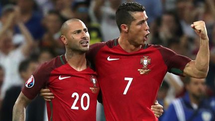 &nbsp; (Ricardo Quaresma et Cristiano Ronaldo heureux de la qualification du Portugal pour les demi-finales de l'Euro 2016  © MaxPPP)