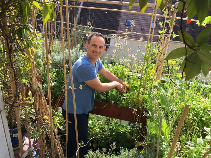 Hervé Chabert sur son balcon en région parisienne. (ISABELLE MORAND / HERVÉ CHABERT / RADIO FRANCE / FRANCE INFO)