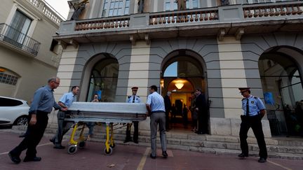 Le cerceuil de Dali emmené pour l'exhumation du corps du peintre. (LLUIS GENE / AFP)