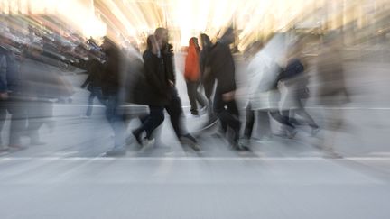 Des piétons traversent une rue dans une ville. (MAXPPP)