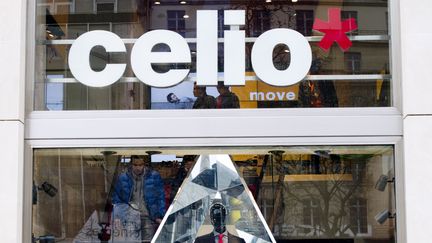 L'enseigne Celio s'est associée à&nbsp;Tximista Lizarazu pour vendre des T-shirts à l'occasion de la Coupe du monde. (ALAIN JOCARD / AFP)