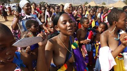 Le Swaziland a posé de nombreux interdits. Il est par exemple prohibé de porter une mini-jupe ou des vêtements moulants. Mais une fois par an, les jeunes filles supposées vierges dansent, seins nus et en costume traditionnel, devant le roi Mwsati III. Lors de cette «danse des roseaux», le souverain a le droit de se choisir une épouse. (Reuters - Siphiwe Sibeko)