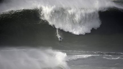 Le surfeur Kai Lenny, à Nazaré (MIGUEL RIOPA / AFP)