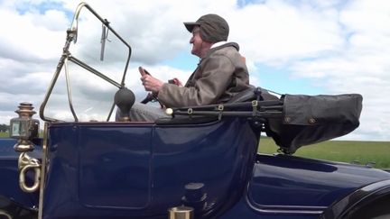 Une équipe de France Télévisons s'est&nbsp;mêlé&nbsp;au&nbsp;Paris-Rambouillet, dimanche 29 mai.&nbsp;Cette course des ancêtres des automobiles enchante le public comme les conducteurs. (FRANCE 3)