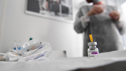 Un centre de vaccination à Paris, le 25 février 2021. (ALAIN JOCARD / AFP)