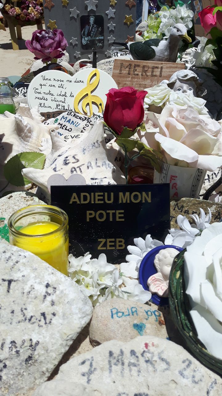 Des hommages à Johnny Hallyday sur sa tombe, en mai 2018. (JÉRÔME VAL / RADIO FRANCE)