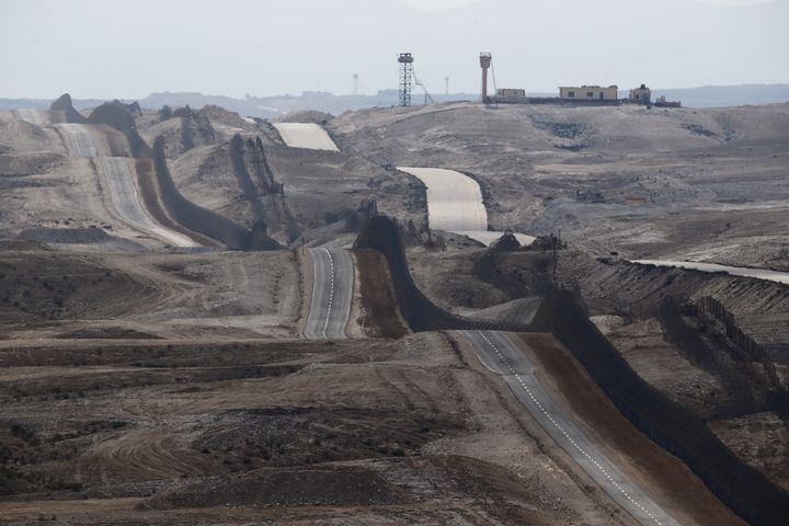 Dans&nbsp;le désert du Sinaï, à la frontière entre l'Egypte et Israël, le 10 février 2016 (REUTERS - AMIR COHEN / X02077)