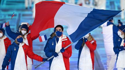 Les porte-drapeaux français Tessa Worley et Kevin Rolland ont vécu un moment très fort en menant&nbsp;la délégation française lors de la cérémonie d'ouverture des Jeux olympiques de Pékin. (Manan VATSYAYANA / AFP)