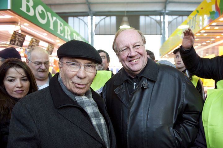 Serge Dassault et Jean-Pierre Bechter rencontrent des habitants sur le march&eacute; de Corbeil-Essonnes, le 28 novembre 2010, une semaine avant les municipales. (BERTRAND LANGLOIS / AFP)