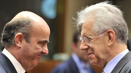 Le ministre des Finances espagnol, Luis de Guindos (&agrave; g.), avec le Pr&eacute;sident du Conseil italien,&nbsp;Mario Monti, pendant la r&eacute;union du 9 juillet 2012 &agrave; la Commission europ&eacute;enne, &agrave; Bruxelles (Belgique). (GEORGES GOBET / AFP)