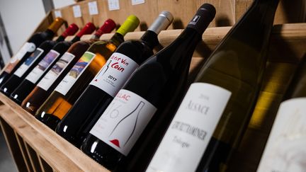 Des bouteilles de vin dans un magasin à Cassagne (Haute-Garonne), le 18 janvier 2020. (LILIAN CAZABET / HANS LUCAS / AFP)