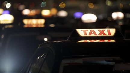 Un taxi a transporté les trois suspects de l'attentat de l'aéroport de Bruxelles mardi 22 mars 2016 au matin.&nbsp; (NICOLAS MAETERLINCK / BELGA MAG / AFP)