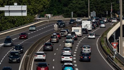 Des bouchons sur l'autoroute A6, à hauteur de Lyon, le 14 août 2021. (NICOLAS LIPONNE / HANS LUCAS / AFP)