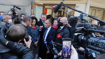 Eric Zemmour quitte le poste frontière de Menton&nbsp;(Alpes-Maritimes), le 21 janvier 2022. (VALERY HACHE / AFP)