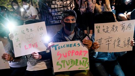 Manifestation de soutien aux étudiants barricadés dans l'université polytechnique de Hong Kong. (YE AUNG THU / AFP)