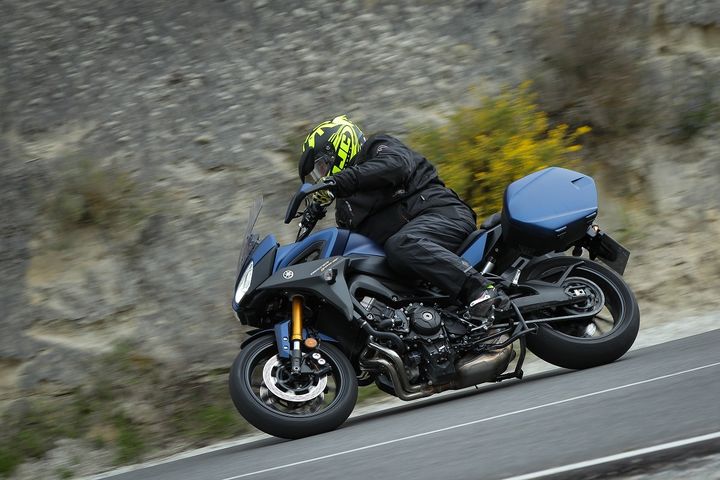 La Yamaha Tracer 900GT, une approche sportive et ludique du voyage. (ALESSIO BARBANTI pour FRANCE INFO)