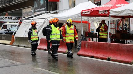 Des pompiers interviennent après l'effondrement de trois immeubles à Marseille. (VALÉRIE VREL / MAXPPP)