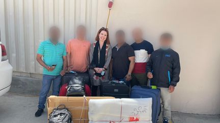 Victoria Fontan, accompagnée de gardes népalais, pose avec les bagages qu'elle devra laisser sur place, le week-end du 15 août 2021. (VICTORIA FONTAN)