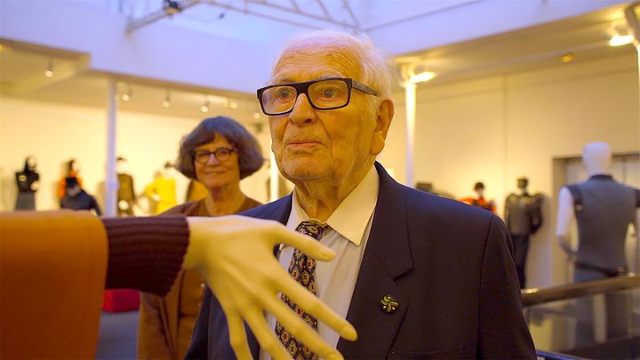 Le couturier Pierre Cardin dans son musée parisien (Pierre Cardin)