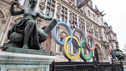 Les anneaux olympiques installés devant la mairie de Paris, le 13 mars 2023. (ALAIN JOCARD / AFP)