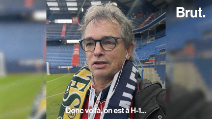 En Coupe de France, le club amateur de Vire affrontait Nantes, compétiteur de Ligue 1, le 7 janvier dernier. Le speaker de l’AF Virois, Olivier Gazengel, était présent pour animer le stade. Brut l’a suivi dans les coulisses de cette rencontre. (BRUT / FRANCEINFO)