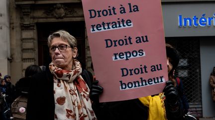 Une manifestante lors de la mobilisation du 5 décembre contre la réforme des retraites à Paris. (SAMUEL BOIVIN / NURPHOTO / AFP)