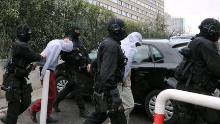 Les membres du Groupement d'intervention de la police nationale (GIPN) arr&ecirc;tent, mercredi 4 avril 2012 &agrave; Marseille (Bouches-du-Rh&ocirc;ne), des&nbsp;islamistes radicaux pr&eacute;sum&eacute;s. (GERARD JULIEN / AFP)