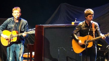 Damon Albarn et Noel Gallagher se produisent au Royal Albert Hall de Londres le 23 mars 2013 pour le Teenager Cancer Trust.
 ( http://www.teenagecancertrust.org/)