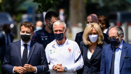 Le président de la République Emmanuel Macron accompagné par le sélectionneur des Bleus, Didier Deschamps, lors de sa visite à Clairefontaine dans les Yvelines, le 10 juin 2021 (FRANCK FIFE / POOL)