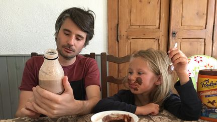 Notre journaliste Raphaël Godet aux côtés de sa nièce Louisa, dans les Deux-Sèvres, le 11 mai 2018. (FRANCEINFO)