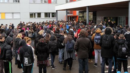 &nbsp; (Minute de silence dans un lycée de Mulhouse, le 8 janvier. © Maxppp)