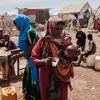 Une mère de famille somalienne donne de l'eau à son enfant dans un camp de déplacés à Baidoa (Somalie), le 14 février 2022.&nbsp; (YASUYOSHI CHIBA / AFP)