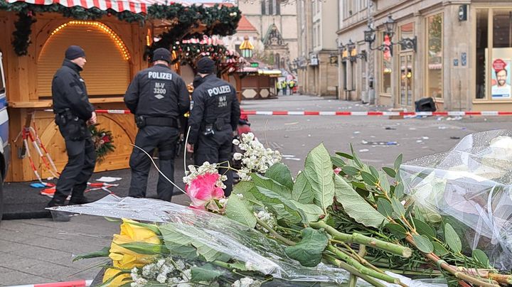 Des policiers au marché de Noël de Magdebourg (Allemagne), le 21 décembre 2024, après une attaque meurtrière à la voiture-bélier. (BENJAMIN ILLY / RADIO FRANCE)