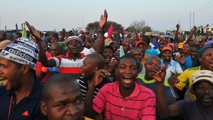 Les mineurs de Marikana fêtent leur augmentation salariale, le 18 septembre 2012. (ALEXANDER JOE / AFP)