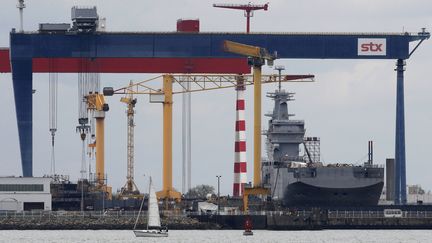 Le "Sevastopol", l'un des deux navires Mistral command&eacute;s par la Russie, aux chantiers de l'Atlantique &agrave; Saint-Nazaire (Loire-Atlantique), le 24 avril. (STEPHANE MAHE / REUTERS)