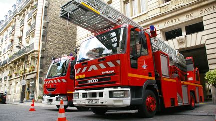 Deux camions de pompiers devant une caserne à Paris (illustration). (NATHANAEL CHARBONNIER / FRANCE-INFO)