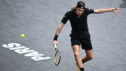 Le Grec Stefanos Tsitsipas lors&nbsp;de&nbsp;son huitième de finale&nbsp;face au Britannique Daniel Evans, au&nbsp;Masters 1000&nbsp;de Paris Bercy, le 2 novembre 2022. (CHRISTOPHE ARCHAMBAULT / AFP)