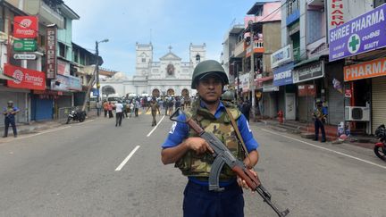 Un soldat dans les rues de Colombo après les attentats, dimanche 21 avril.&nbsp; (XINHUA)