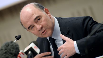 Le ministre de l'Economie et des Finances, Pierre Moscovici, r&eacute;pond aux questions des journalistes, le 4 avril 2013 &agrave; Strasbourg.&nbsp; (PATRICK HERTZOG / AFP)