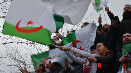 Des personnes manifestent à Paris, le dimanche 3 mars 2019, contre la candidature pour un 5e mandat du Président algérien Abdelaziz Bouteflika. (JEAN-CHRISTOPHE BOURDILLAT / RADIO FRANCE)