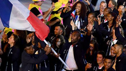 En 2016 aux JO de RIo, Teddy Riner porte le drapeau national, entouré de tous les athlètes de la délégation française dans le stade Maracana, le 5 août 2016 lors de la cérémonie d'ouverture des jeux.&nbsp; (FRANCK FIFE / AFP)