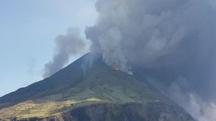 Patrick a assisté à l'éruption du volcan Stromboli alors qu'il était tout près, sur son bateau.&nbsp; (PATRICK TAGLANG (TOURISTE FRANÇAIS SUR PLACE))