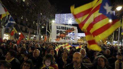 Des manifestants protestent contre la délocalisation du Conseil des ministres à Barcelone (Espagne), le 21 décembre 2018. (CLARA MARGAIS / DPA / AFP)