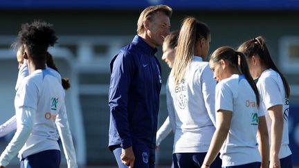 Hervé Renard à l'entraînement avec ses joueuses à Clairefontaine, le 3 avril 2023. (FRANCK FIFE / AFP)